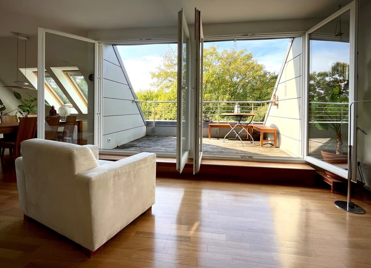 Blick vom Wohnbereich zur Loggia